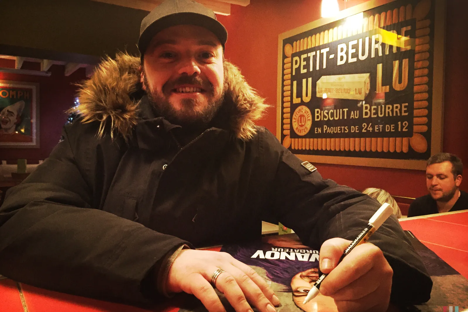Alban Ivanov en dédicace au bar Chez Marius, café-théâtre à Nantes