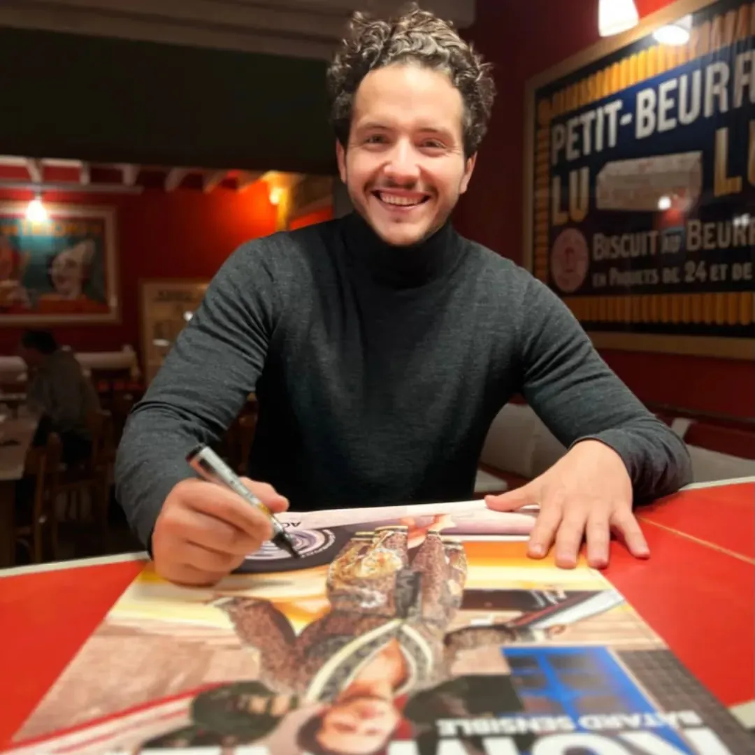 Alexandre Kominek en dédicace au bar Chez Marius, café-théâtre à Nantes