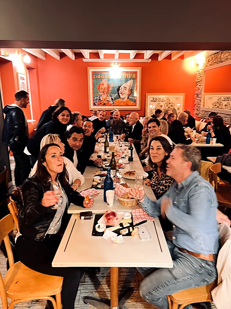 Soirée entre amis au bar Chez Marius, café-théâtre à Nantes