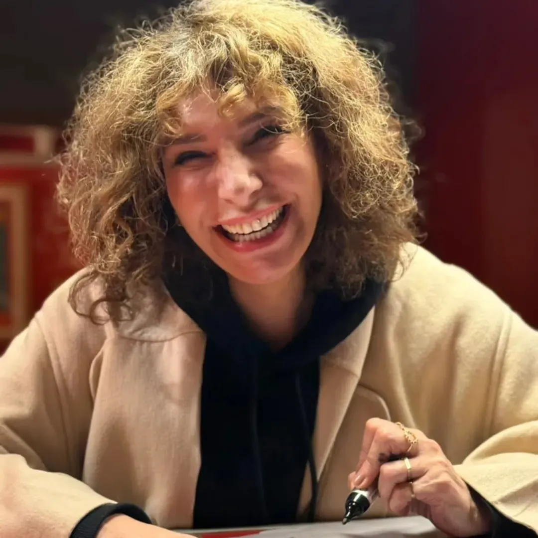 Anne Depétrini en dédicace au bar Chez Marius, café-théâtre à Nantes