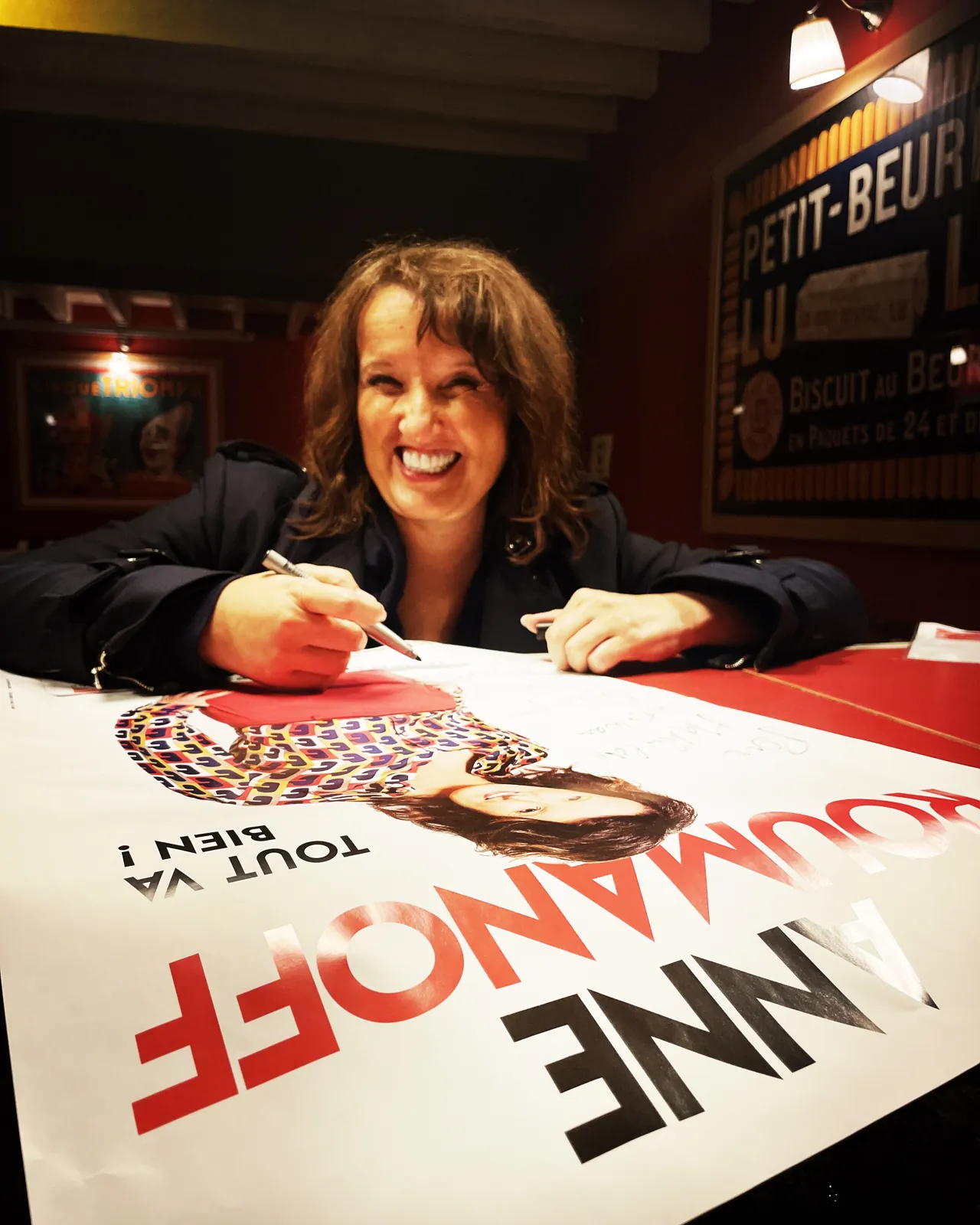 Anne Roumanoff signe une affiche au bar Chez Marius à Nantes