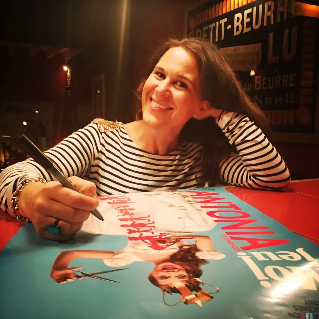 Antonia de Rendinger en dédicace au bar Chez Marius à Nantes