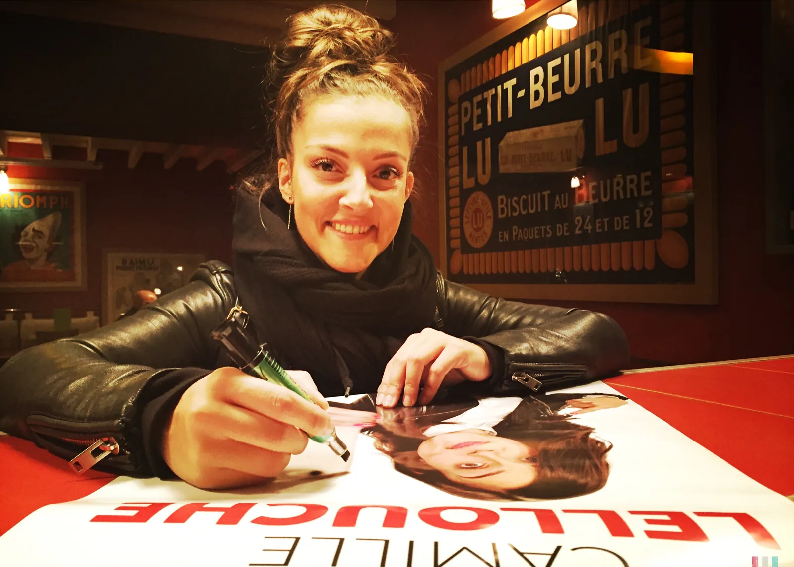Camille Lellouche en dédicace au bar Chez Marius, café-théâtre à Nantes