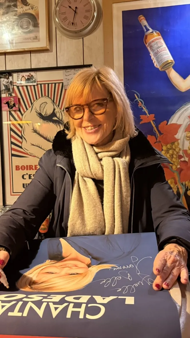 Chantal Ladesou en dédicace au bar Chez Marius, café-théâtre à Nantes