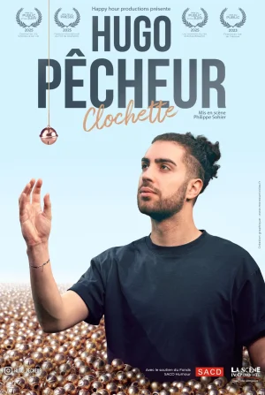 Affiche du spectacle Clochette de Hugo Pêcheur à Nantes : portrait d’Hugo Pêcheur levant la main vers une clochette dorée suspendue, mis en scène par Philippe Sohier