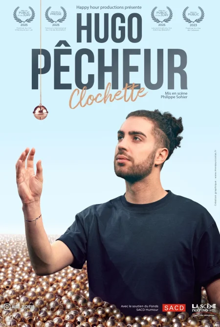 Affiche du spectacle Clochette de Hugo Pêcheur à Nantes : portrait d’Hugo Pêcheur levant la main vers une clochette dorée suspendue, mis en scène par Philippe Sohier