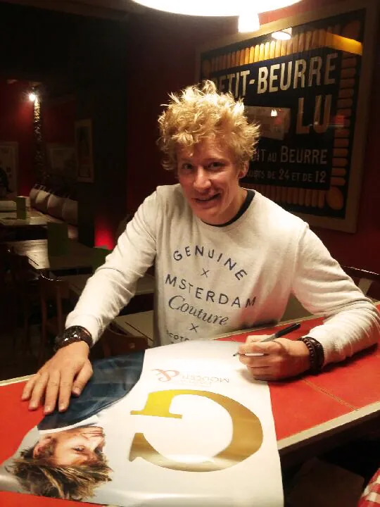 Géremy Crédeville en dédicace au bar Chez Marius à Nantes