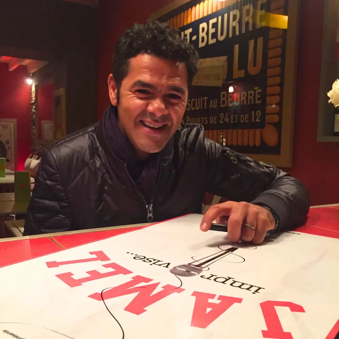 Jamel Debbouze en dédicace au bar Chez Marius, café-théâtre à Nantes