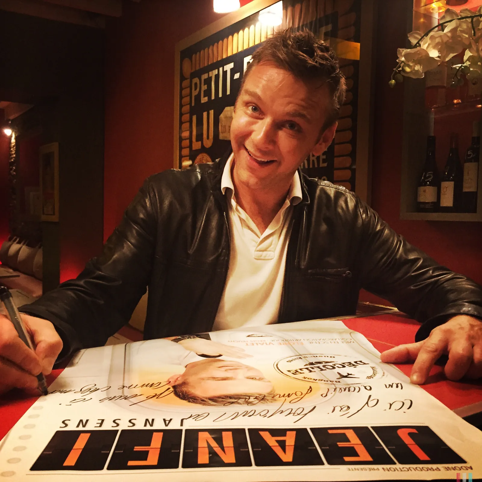 Jeanfi Janssens en dédicace au bar Chez Marius, café-théâtre à Nantes