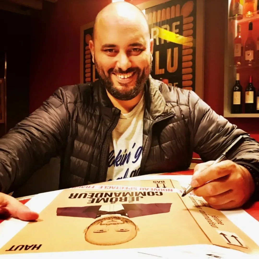 Jérôme Commandeur signe son affiche au bar Chez Marius à Nantes