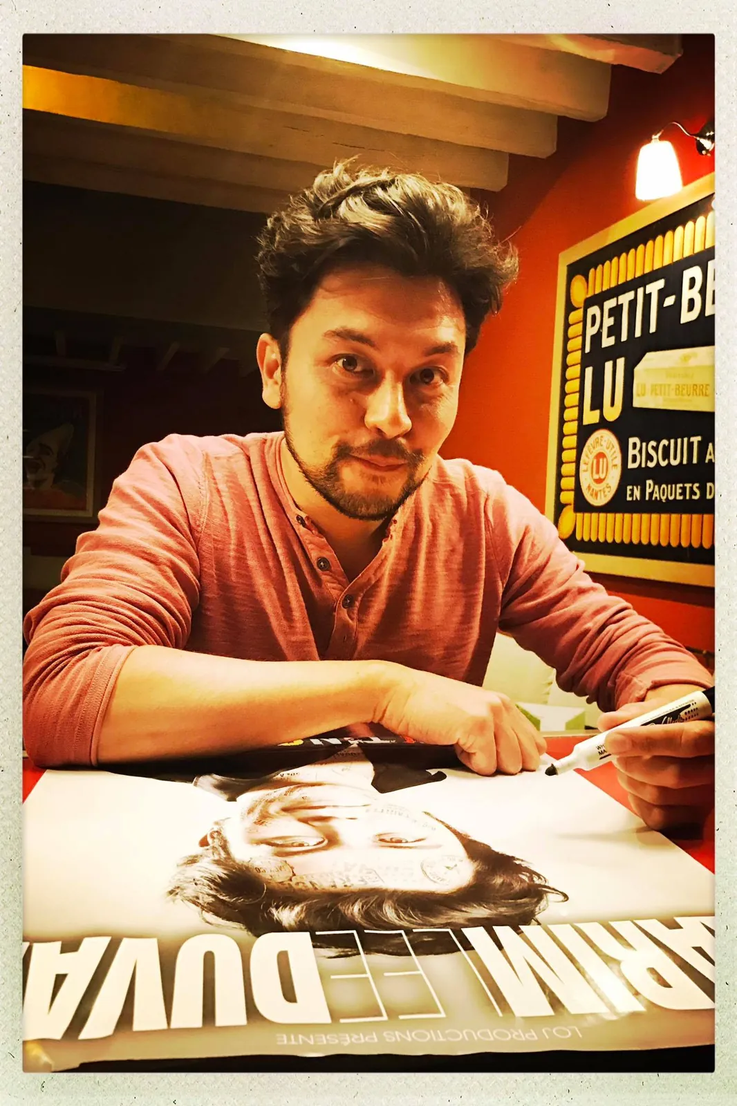 Karim Duval en dédicace au bar Chez Marius à Nantes
