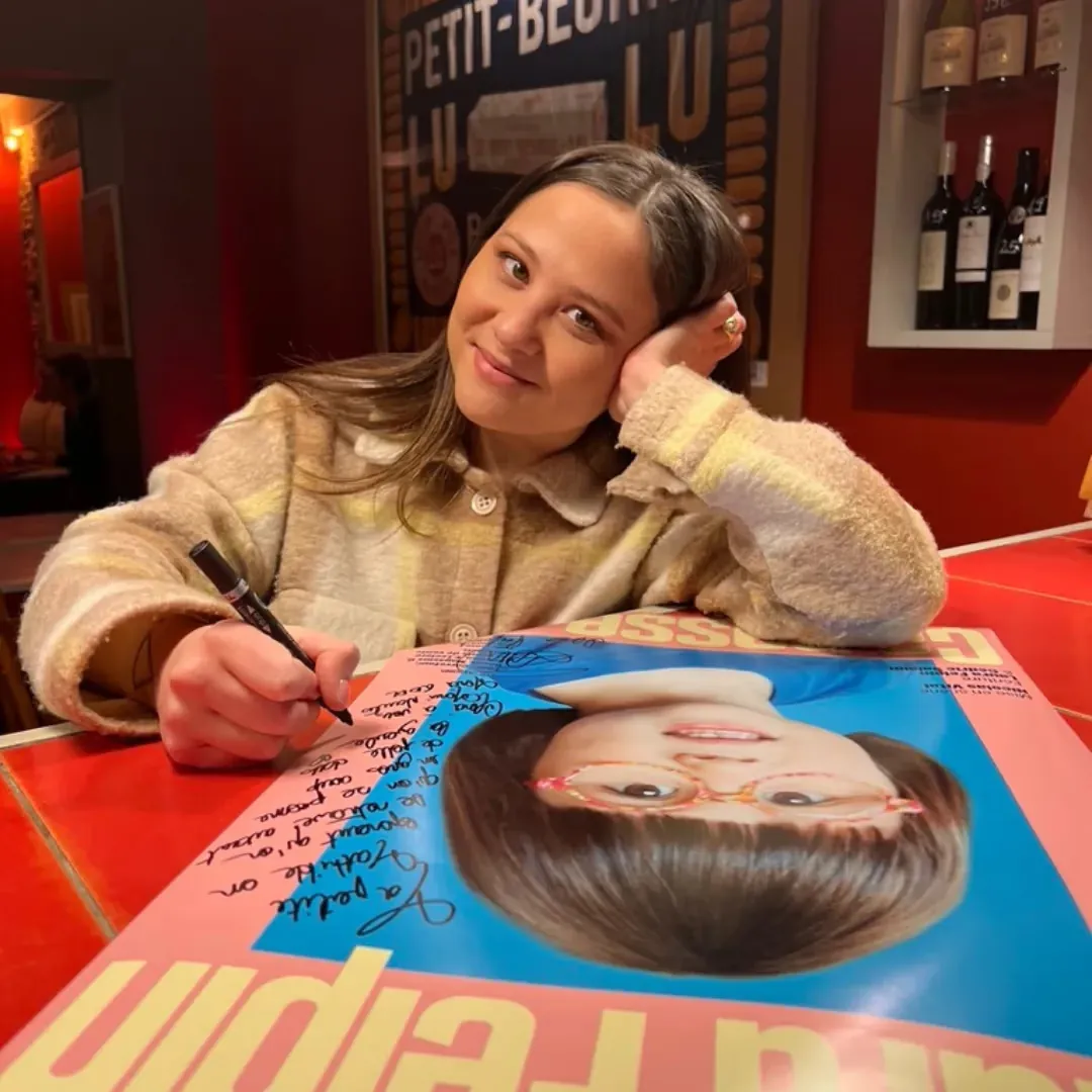Laura Felpin en dédicace au bar Chez Marius, café-théâtre à Nantes