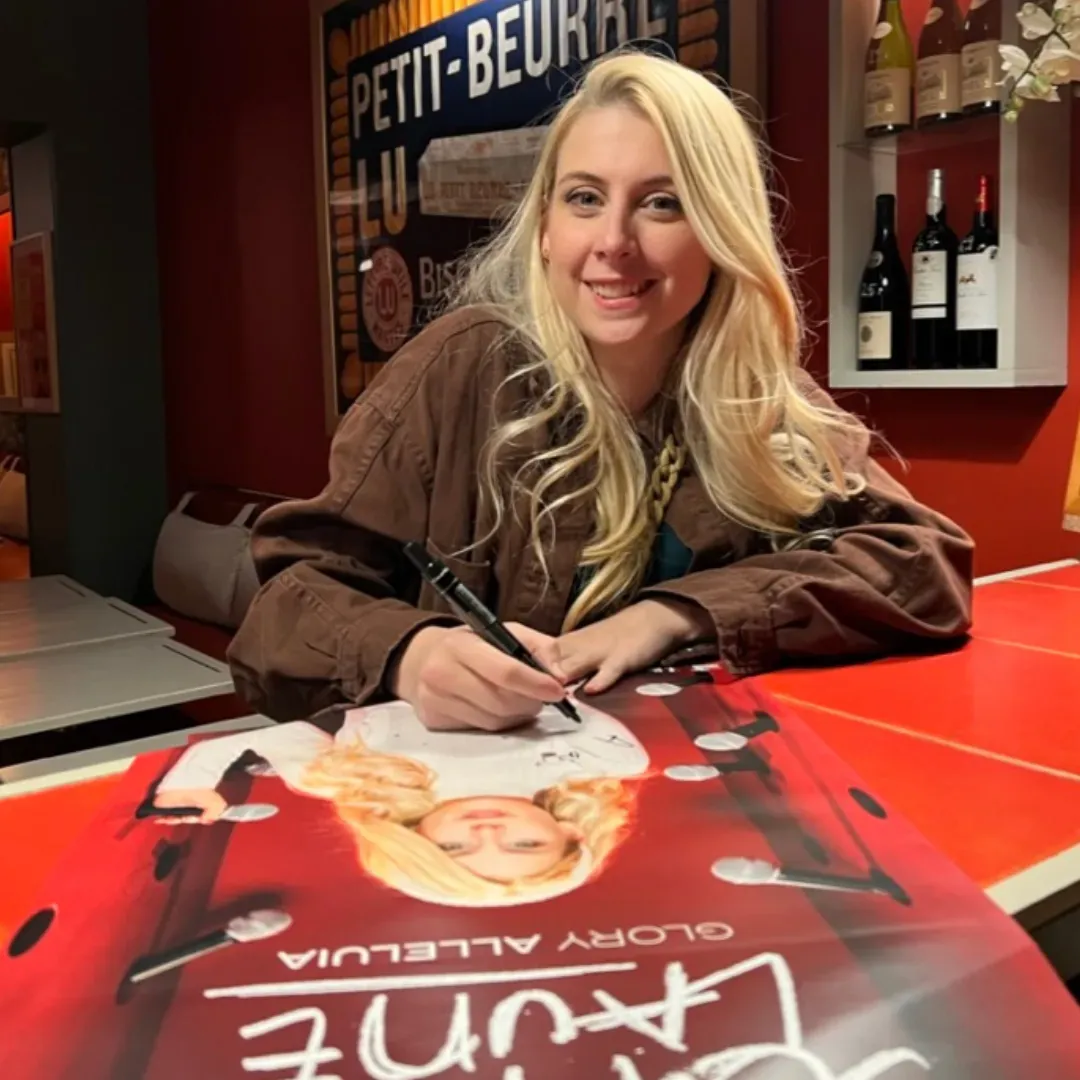 Laura Laune en dédicace au bar Chez Marius, café-théâtre à Nantes