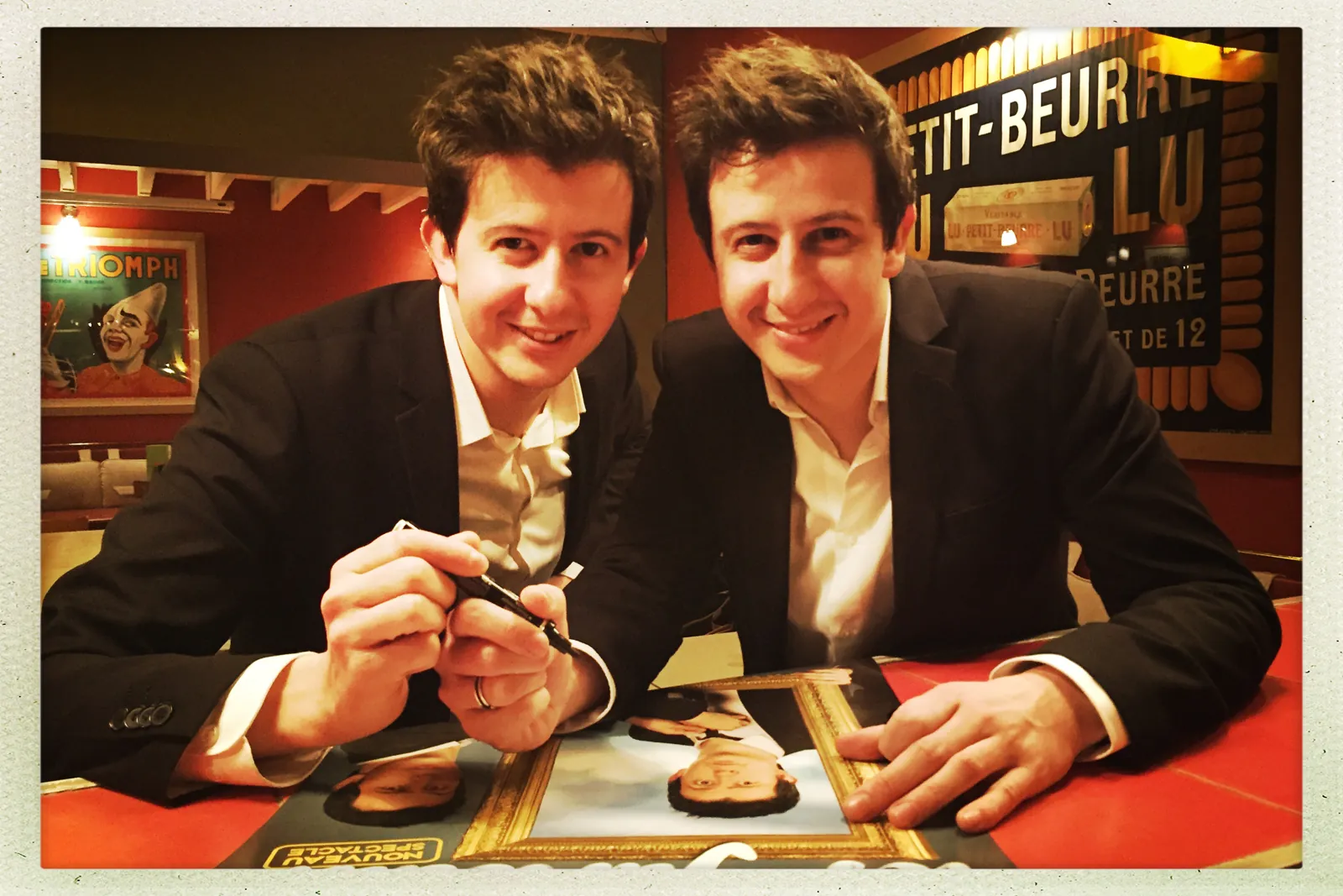 Le duo Les Jumeaux en dédicace au bar Chez Marius à Nantes