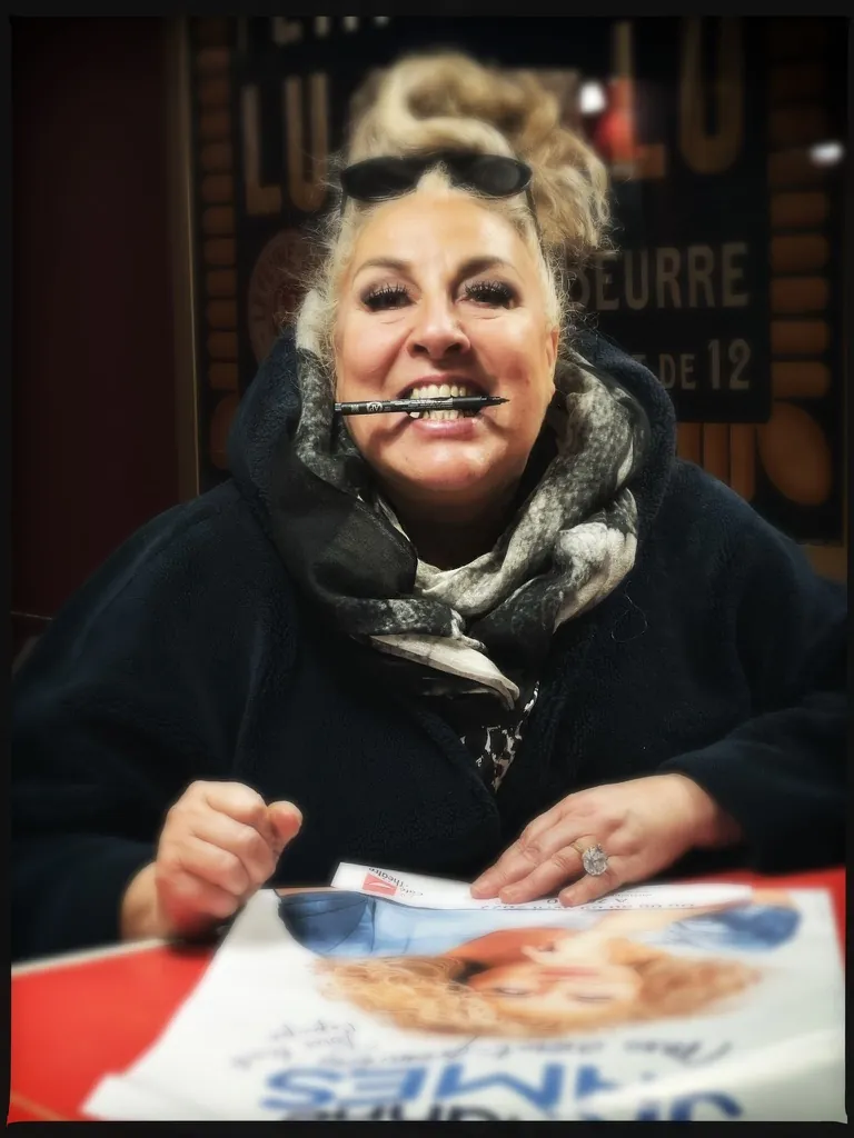 Marianne James en dédicace au bar Chez Marius, café-théâtre à Nantes
