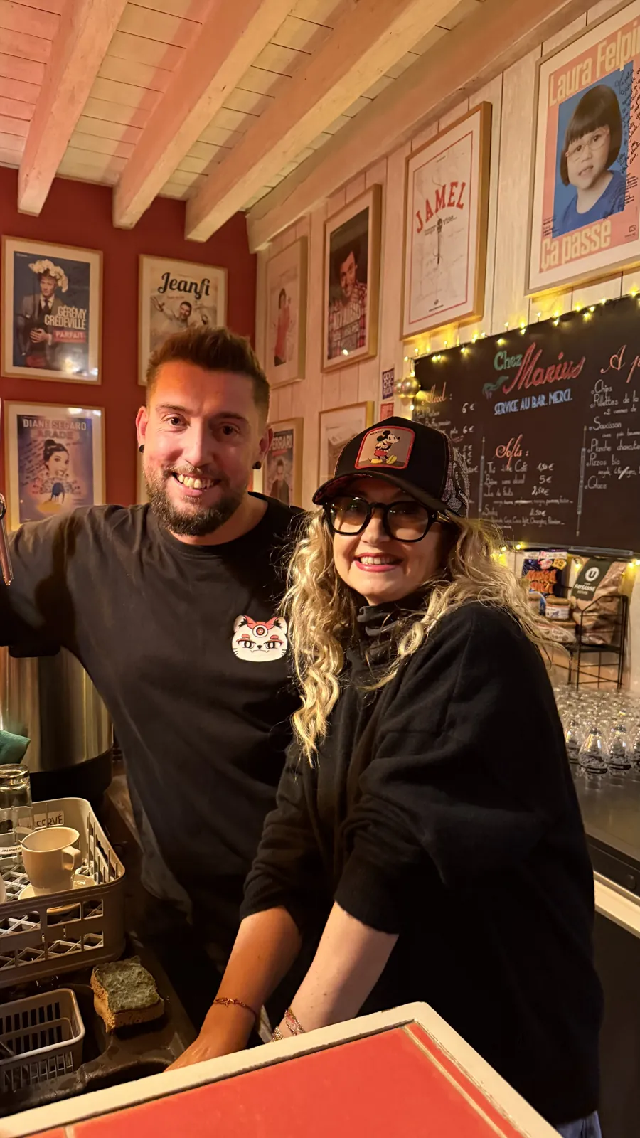 Mathieu, barman Chez Marius, avec l'humoriste Christelle Chollet au bar à Nantes